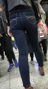 紧身包臀黑牛仔少妇