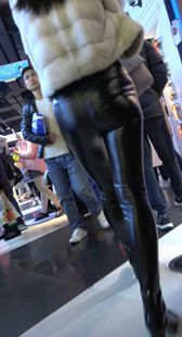 包臀紧身皮裤妹子