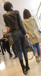 牛仔紧臀深沟少妇