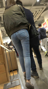 商场包臀牛仔裤少女