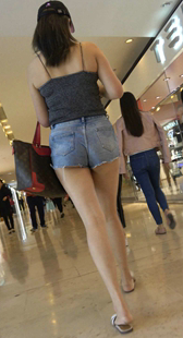 性感牛仔短裤肥臀走路真会扭