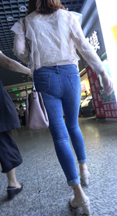 紧身牛仔大宽臀少妇