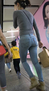 饱满翘臀灰牛仔少女