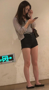 包臀黑短裤美女