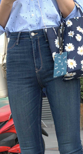 紧身蓝牛金三角肥臀少女