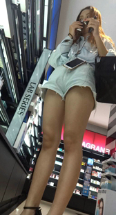 短裤大长腿美女前后摄