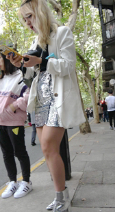 闪亮短裙黄发美眉