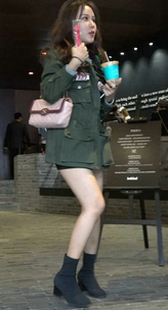 墨绿色长款外套美腿美女