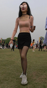 紧身短T短裙小蛮腰美女