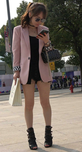 粉色西装外套美腿热裤气质美女