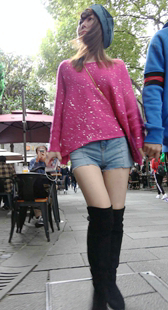 时尚打扮的热裤美腿美女