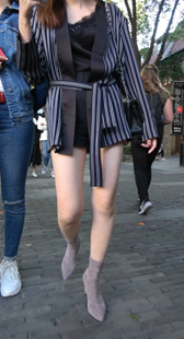 美腿条纹裙美女姐姐