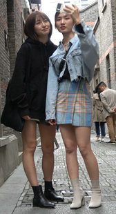 气质美女姐妹边走边拍