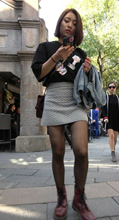 黑丝大头皮鞋黑衣服少女