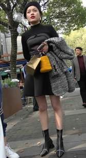 街拍黑裙小胸器少妇
