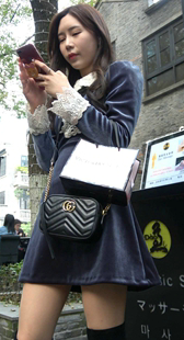 深色连衣裙美腿姑娘