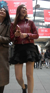 红色外套丝袜美腿短裙美女