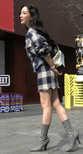 摆拍的性感美女