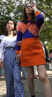 短裙长发气质美女