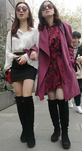 街拍两位很酷的魔镜美女