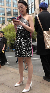 性感白高跟闪亮短裙少妇