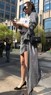 性感露背包臀长腿高跟美女