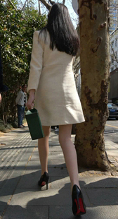 白色连衣裙长腿肉色丝袜少妇