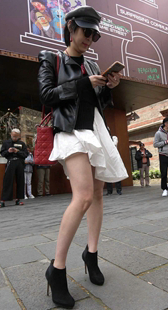 打扮时尚的短靴美腿美女