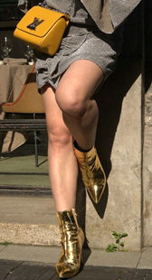 灰色连衣短裙美女街头摆拍