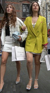 小西装外套美腿姐妹俩