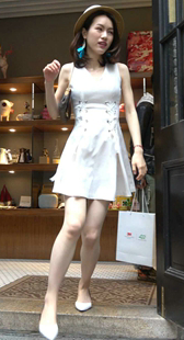 白色连衣裙气质美女