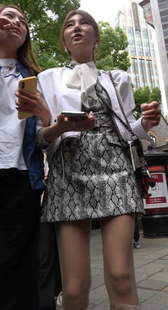 街拍黑丝短裙包臀少女