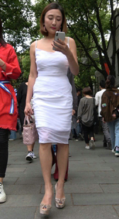 白色紧身连衣包臀性感长腿美少妇