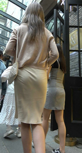 米色紧身包臀连衣裙性感长腿高挑美女