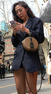 黑色薄丝热裤性感长腿美女