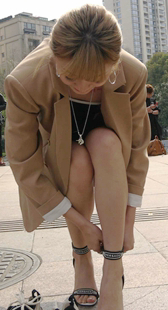 高跟连衣超短裙性感美腿美女换鞋