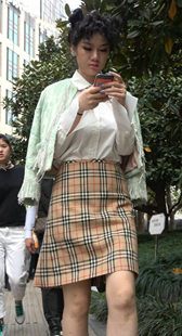 街拍性感短裙高跟长腿美女