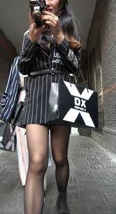 条纹连衣短裙黑丝长发美少妇