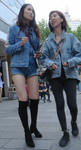 蓝色牛仔热裤大长腿高挑美女