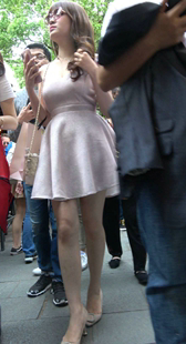 两个性感短裙长腿高跟美女