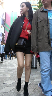 黑色短裤美少妇极品白皙美腿