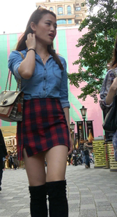 逛街的两个极品身材大长腿美女