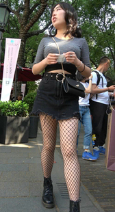 牛仔包臀短裙黑丝网袜皮靴美眉