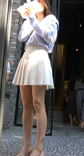 白色百褶短裙美女