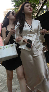 两个性感抹胸装长腿高跟短裙美女