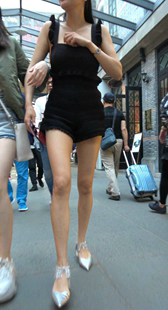 黑色短裤性感大白长腿高跟美女