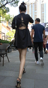 黑色连衣短裙肉色丝美腿身材美女