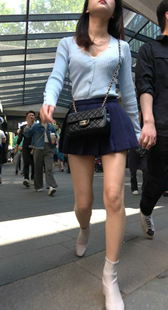 蓝色超短短裙极品纤细长腿漂亮美女