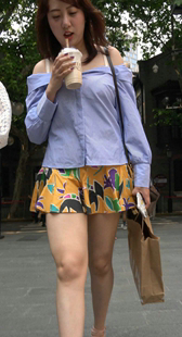 高跟黄色短裙极品美腿高挑少妇