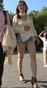 蓝色牛仔热裤肉色丝袜翘臀少妇